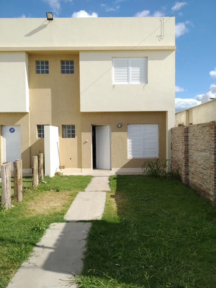SE ALQUILA CASA EN LA CAÑADA