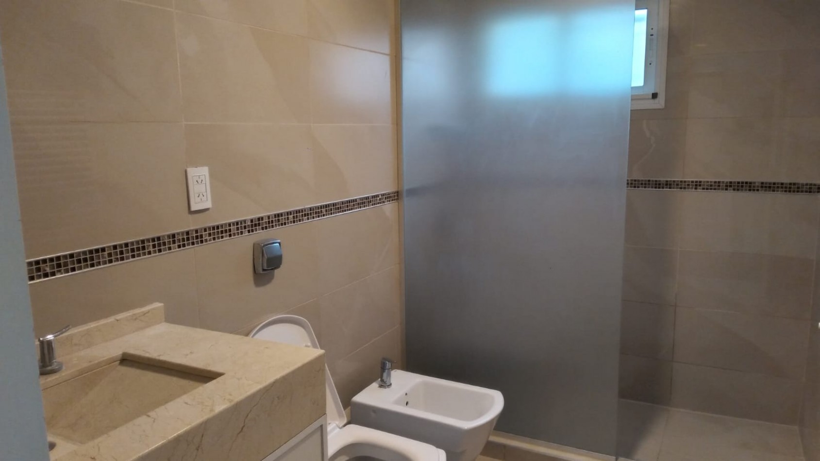 SE ALQUILA EXCELENTE CASA DE 3 DORMITORIOS EN BARRIO PIZZURNO