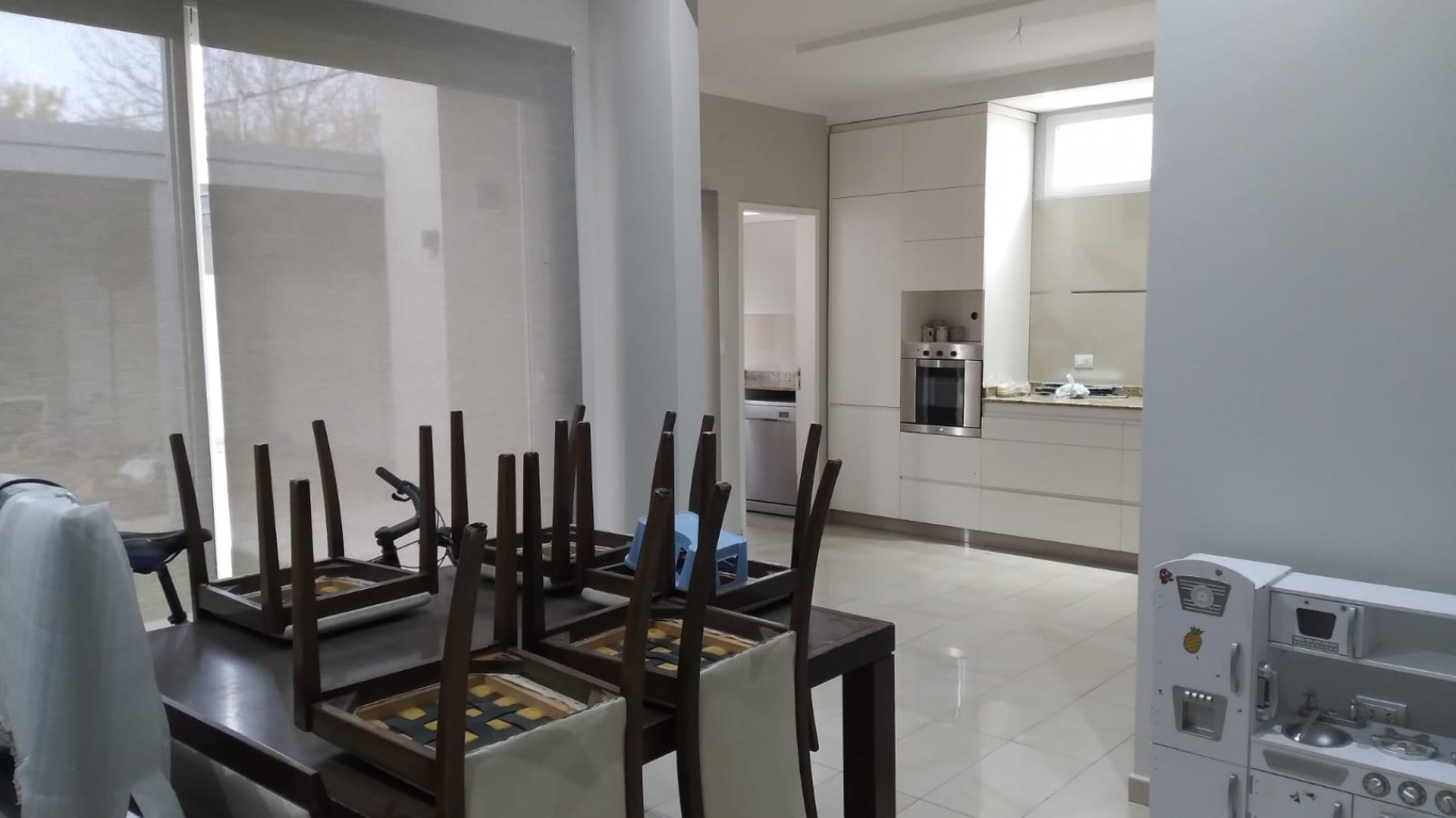 SE ALQUILA EXCELENTE CASA DE 3 DORMITORIOS EN BARRIO PIZZURNO