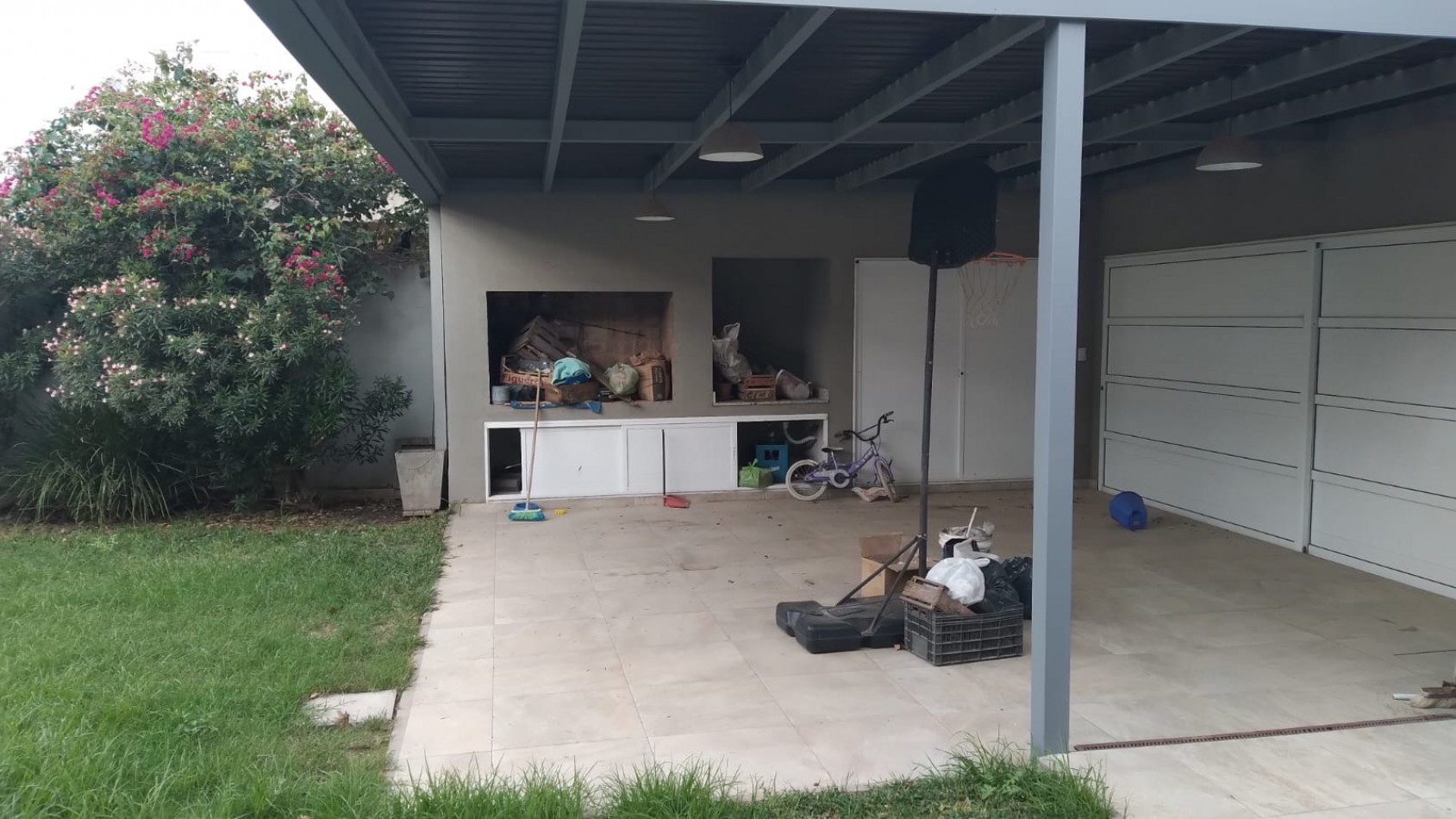 SE ALQUILA EXCELENTE CASA DE 3 DORMITORIOS EN BARRIO PIZZURNO
