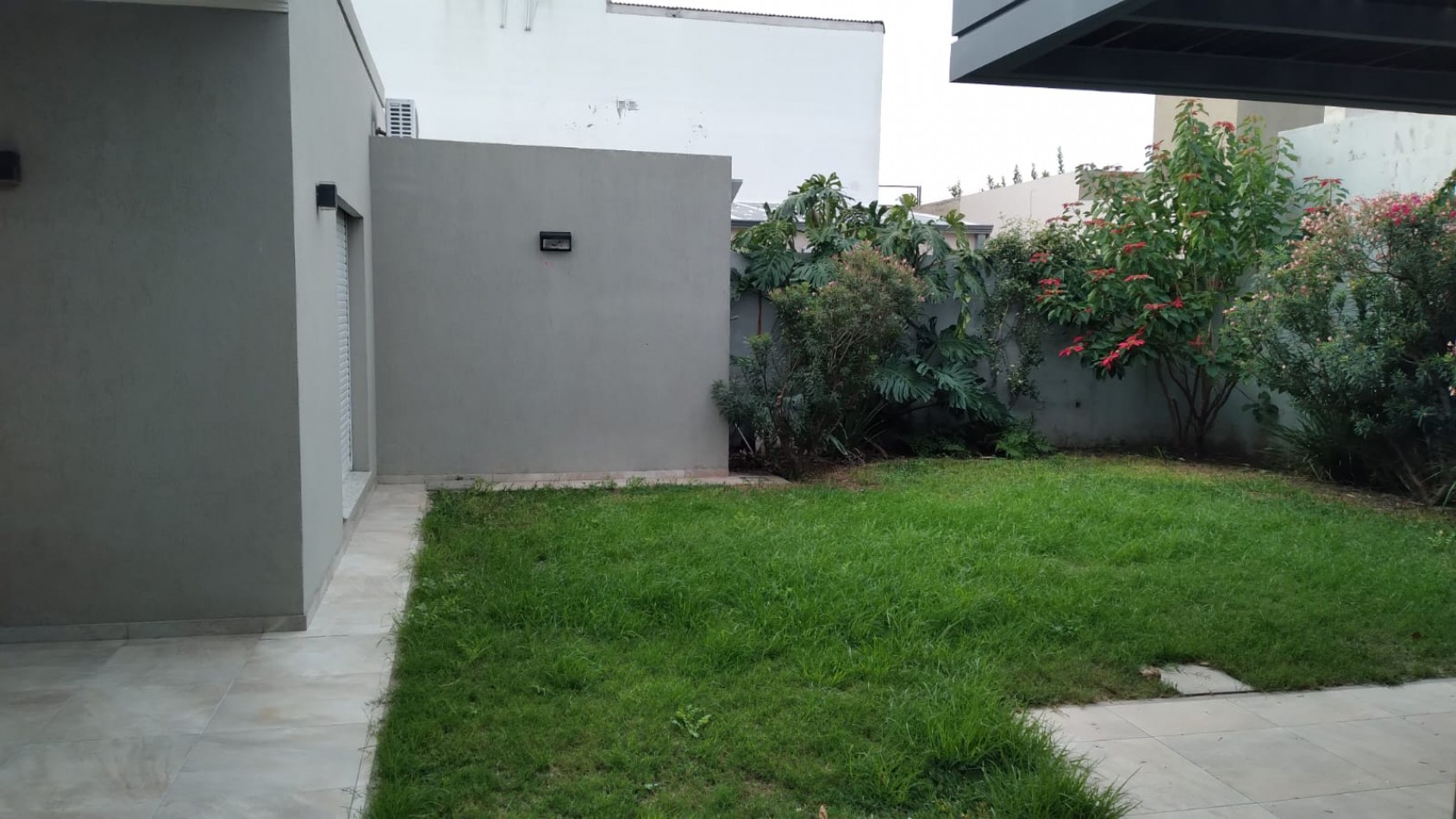 SE ALQUILA EXCELENTE CASA DE 3 DORMITORIOS EN BARRIO PIZZURNO