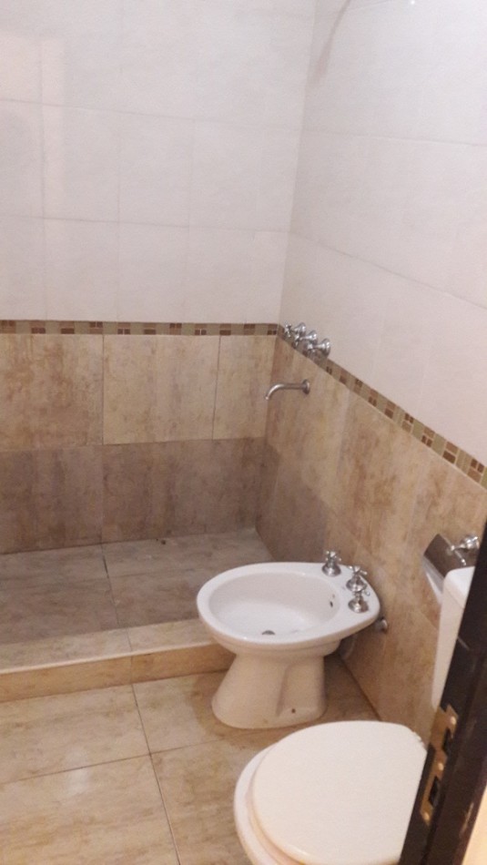 SE ALQUILA DPTO 2 DORM CON COCHERA 
